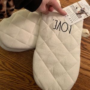 Rae dunn oven mitt pair